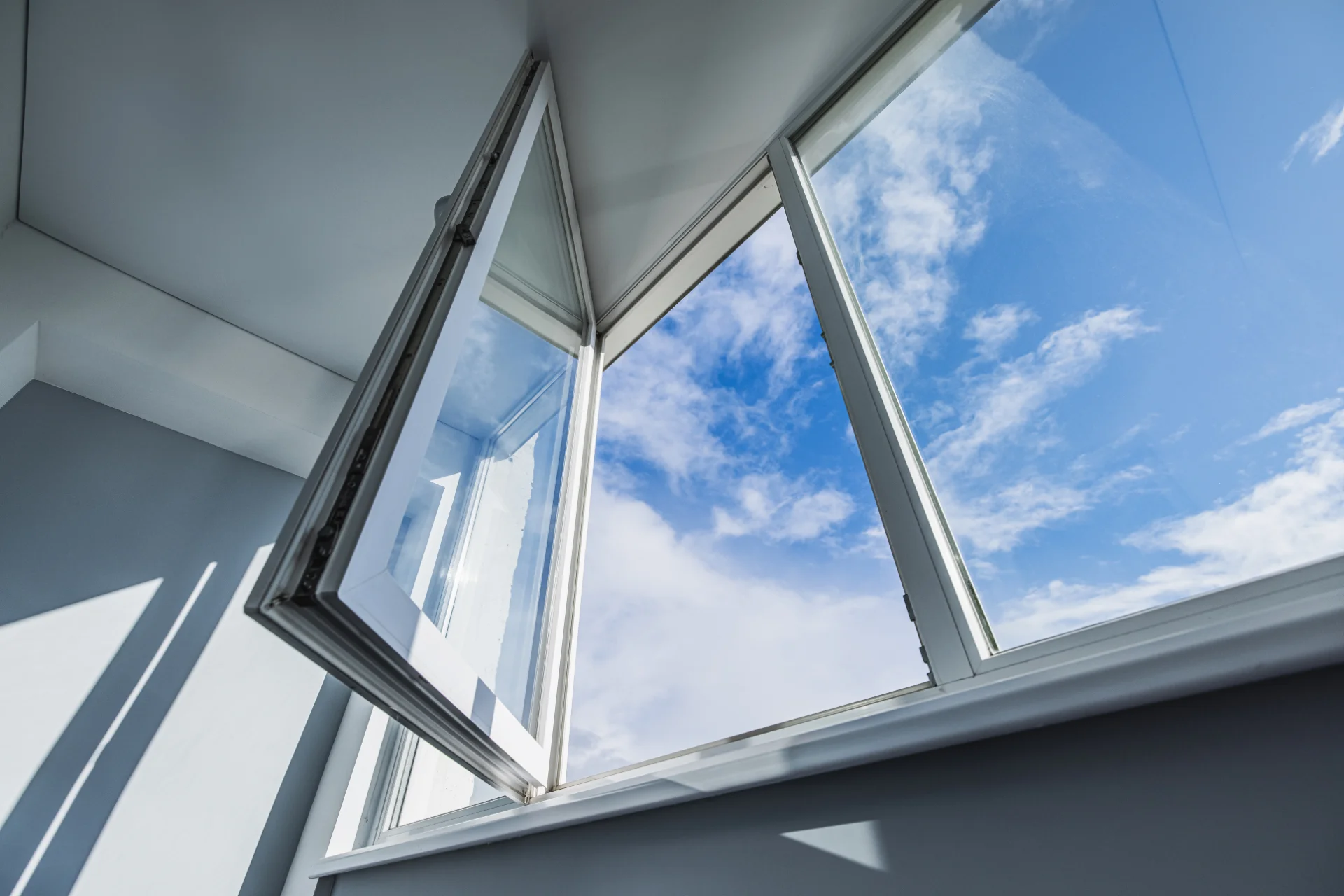 VLX 80 Casement Window in Santa Clarita, CA | Juniper Windows Santa Clarita - detail 1